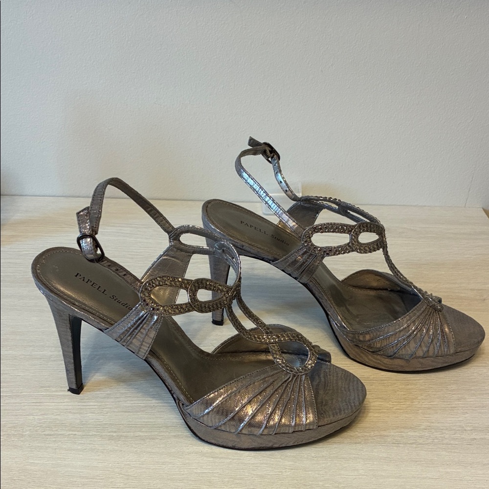 ADRIANNA PAPELL Elegant Metallic HeelsSTUDDED IN SIZE 9.5M